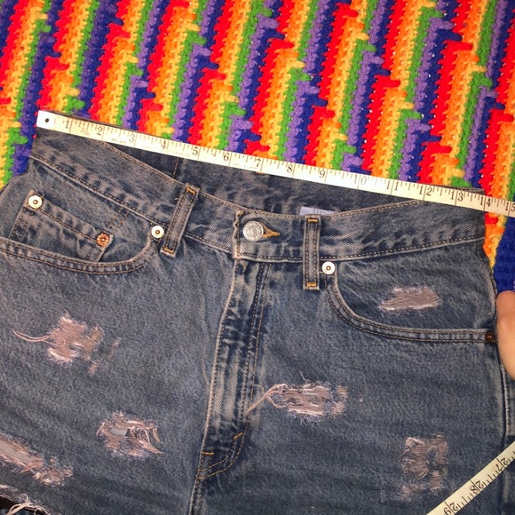 High waisted distressed Levi denim shorts, 28 W - Picture 4 of 6